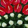 Coroana Trandafiri albi si Anthurium rosu